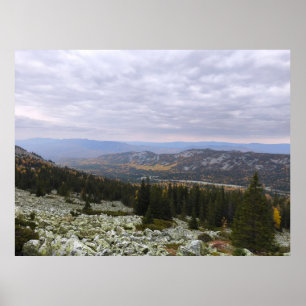 Póster foto de un bosque montañoso otoñal, montañas, p