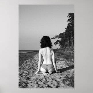 Póster Foto del chica de playa con tatuaje en bikini blan