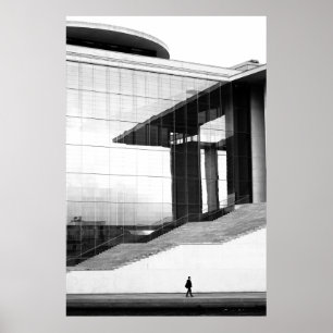 PÓSTER FOTO EN GRAYSCALE DE UN HOMBRE CAMINANDO EN PAVEME