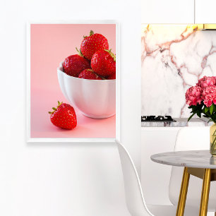 Póster Foto Estilizada de Fresas Rojas Frescas sobre Rosa
