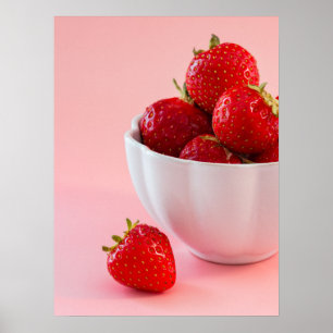 Póster Foto Estilizada de Fresas Rojas Frescas sobre Rosa