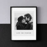 Póster Foto Personalizada – Te Amaré por Siempre<br><div class="desc">Convierte tu momento más significativo en arte de pared atemporal con este póster de foto personalizado en blanco y negro. Diseñado con un diseño limpio y minimalista y el mensaje sincero "Te amo por siempre",  esta impresión personalizada añade calidez y emoción a cualquier espacio.</div>