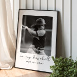 Póster Foto Personalizado personalizada en la era de mi m<br><div class="desc">Echen un vistazo al plato y celebren la orgullosa tradición de ser una madre de béisbol con nuestro Poster Personalizado "En la era de mi mamá de béisbol". Esta impresionante obra de arte es la manera perfecta de honrar la dedicación y el amor de una madre de béisbol. Añada un...</div>