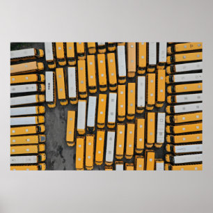 Póster Fotografía aérea de autobuses blancos y amarillos