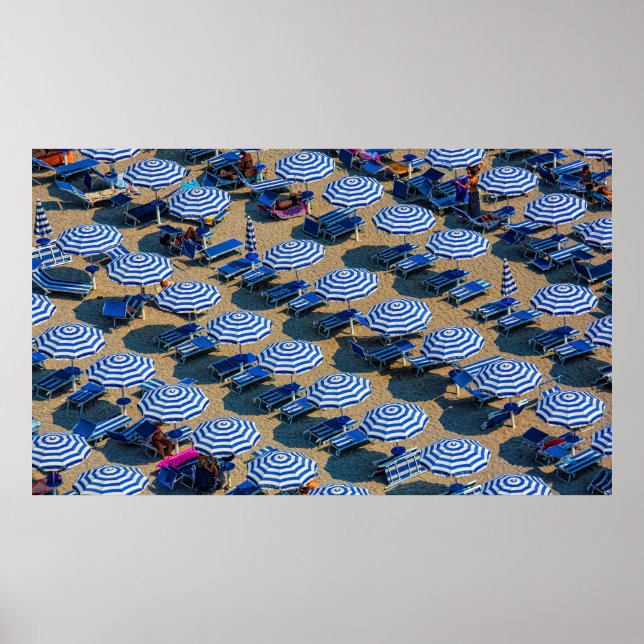 Póster Fotografía aérea del paraguas azul y blanco del pa (Frente)