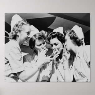 Póster Fotografía antigua de enfermeras fumando 10x8in
