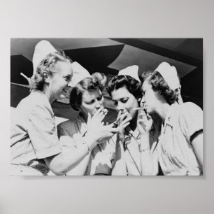 Póster Fotografía antigua de enfermeras fumando 7x5in