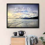 Póster Fotografía de California Sunset, Vida en vivo que<br><div class="desc">"Vive la vida que has imaginado". Esta espectacular playa costera de Pismo Beach, California, amplia, prístina y arenosa, tomada cerca de la puesta de sol, exuda tranquilidad y soledad. Aquí encontrará a los surfistas esperando la ola perfecta, así como a los pequeños pájaros buscando su aperitivo por la noche. Explora...</div>
