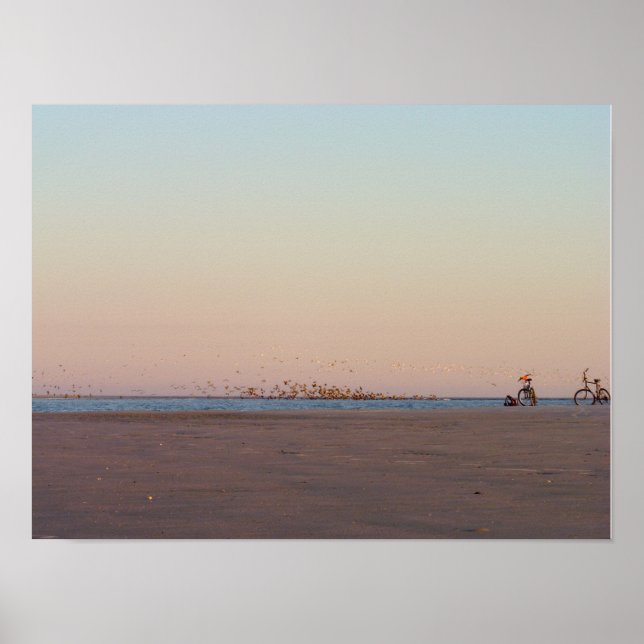 Póster Fotografía de dos bicicletas en la playa. (Frente)