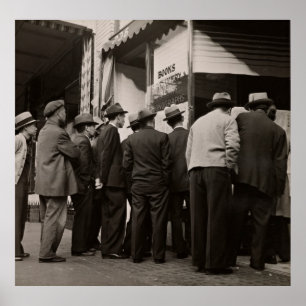 PÓSTER FOTOGRAFÍA DE GRAYSCALE DE HOMBRES PARADOS CERCA D