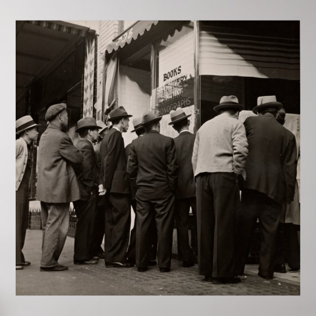 PÓSTER FOTOGRAFÍA DE GRAYSCALE DE HOMBRES PARADOS CERCA D (Frente)