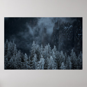 PÓSTER FOTOGRAFÍA DE GRAYSCALE DE MONTAÑA Y ÁRBOLES CUBIE
