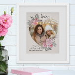 Póster Fotografía de la Hermana Cardilla dorada Forma de<br><div class="desc">Personalizado poster de fotos que puedes personalizar para cualquiera y agregar un dicho o palabras favoritas del corazón. Tu foto se coloca en un marco dorado geométrico en forma de corazón. El marco de piedras preciosas está decorado con ramos acuarelas de flores rosas. Está escrito con la frase "Hermana.. siempre...</div>