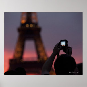 Póster Fotografía de la torre Eiffel con un smartphone