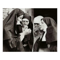 Fotografía de las monjas humeantes de la época