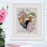 Póster Fotografía de mamá: marco floral rosado en forma d<br><div class="desc">Personalizado poster de fotos que puedes personalizar para cualquiera y agregar un dicho o palabras favoritas del corazón. Tu foto se coloca en un marco dorado geométrico en forma de corazón. El marco de piedras preciosas está decorado con ramos acuarelas de flores rosas. Está escrito con la frase "Mamá, alisando...</div>