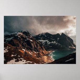 PÓSTER FOTOGRAFÍA DE PAISAJE DE MONTAÑA MARRÓN A TRAVÉS D