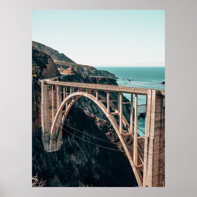 PÓSTER FOTOGRAFÍA DE PAISAJE DE PUENTE DE CONCRETO GRIS (Frente)