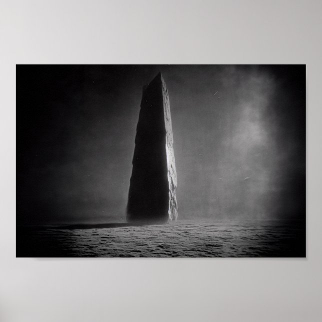 Póster Fotografía de un monolito tomada del paso elevado  (Frente)