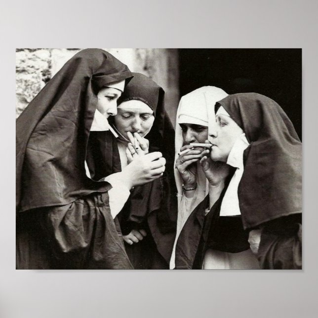 Póster Fotografía de Vintage de las monjas fumando 11x8.5 (Frente)