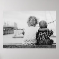 Fotografía en blanco y negro de un niño y chica...