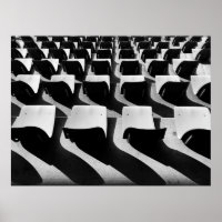 Fotografía en escala de grises de sillas sin gente