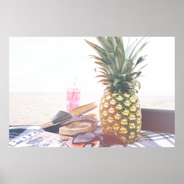 Póster Fotografía minimalista de piña cerca de sandalias (Frente)