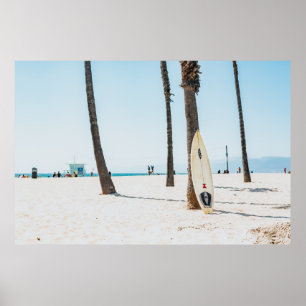 Póster Fotografía selectiva de la tabla de surf blanca