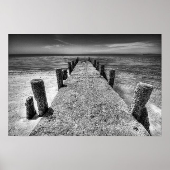Póster Fotografía vieja del muelle en blanco y negro (Frente)