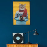 Póster Fotógrafo de gato en Quirky suéter vintage<br><div class="desc">Añade algo de color a tu pared con este poster peculiar. Presenta un collage de fotos de un gato envuelto en un suéter retro con una cámara vintage colocada contra una pared de ladrillo amarillo brillante.</div>
