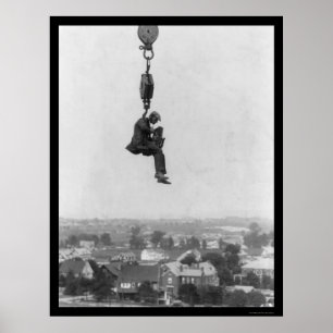 Póster Fotógrafo loco en el gancho de una grúa 1918