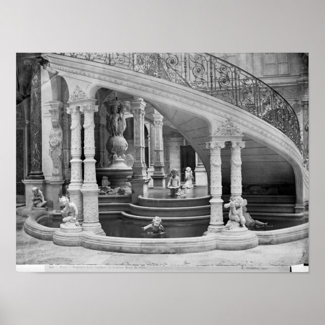 Póster Fountain under the stairs of the Hotel de (Frente)
