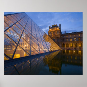 Póster Francia, París. El Louvre a la luz del crepúsculo.
