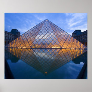 Póster Francia, París. El Louvre al anochecer. Crédito
