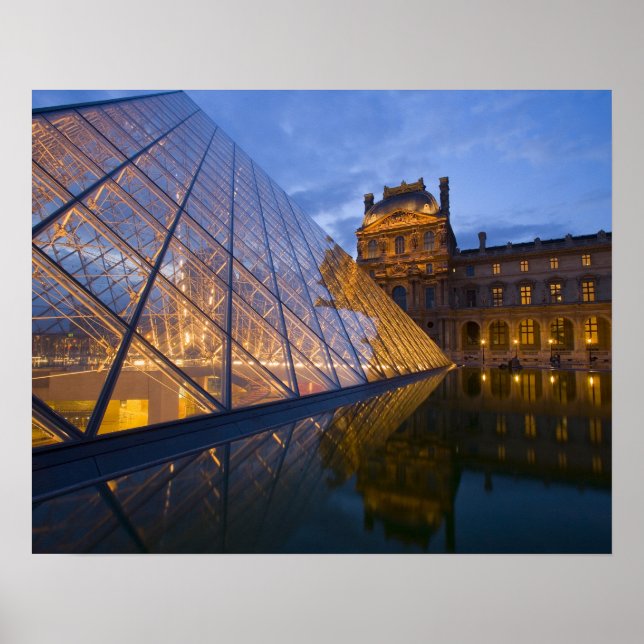 Póster Francia, París. El Louvre en el crepúsculo. Crédit (Frente)