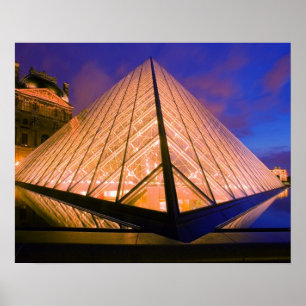 Póster Francia, París. El museo del Louvre al anochecer.