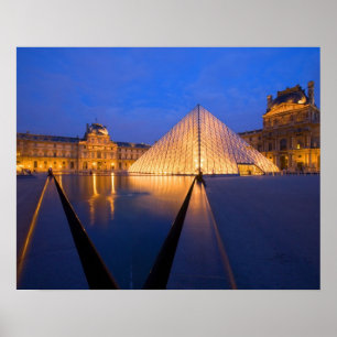 Póster Francia, París. El museo del Louvre al crepúscul