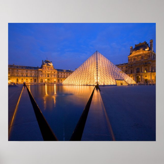 Póster Francia, París. El museo del Louvre en el crepúscu (Frente)