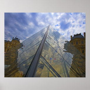 Póster Francia, París. Las nubes reflejan el Louvre