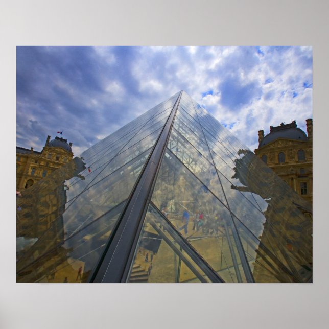 Póster Francia, París. Las nubes reflejan el Louvre (Frente)