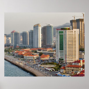Póster Frente al mar con la silueta de la ciudad de Yanta