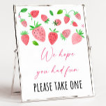 Póster Fresa Berry Sweet Birthday Party Favor Rótulo<br><div class="desc">El diseño se compone de fresas acuáticas pintadas a mano y de vegetación.</div>