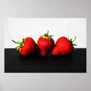 Póster Fresas en blanco sobre wapcn negro
