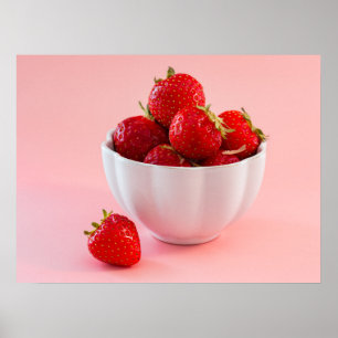 Póster Fresas Rojas En Tazón Blanco Sobre Foto Rosa
