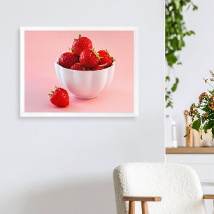 Póster Fresas Rojas En Tazón Blanco Sobre Foto Rosa