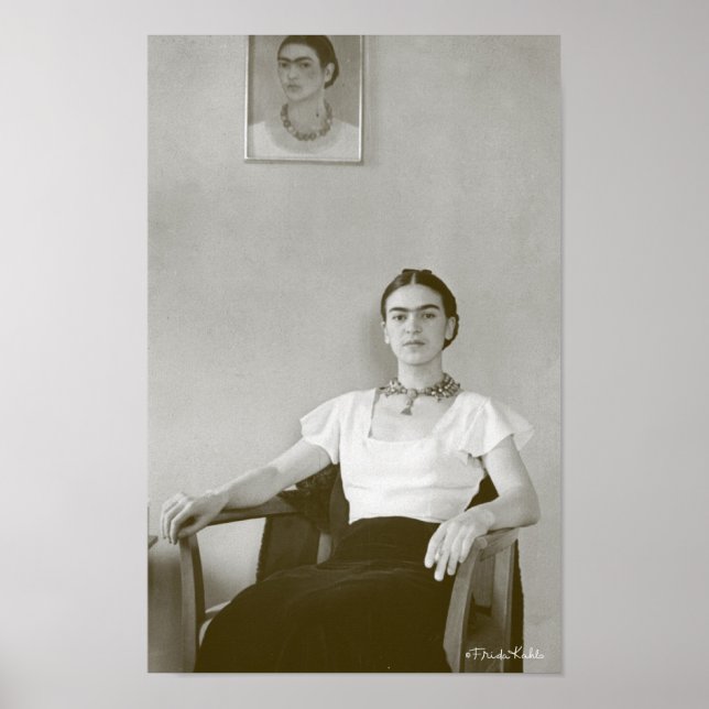 Póster Frida Kahlo Seated con pintura de Frida (Frente)