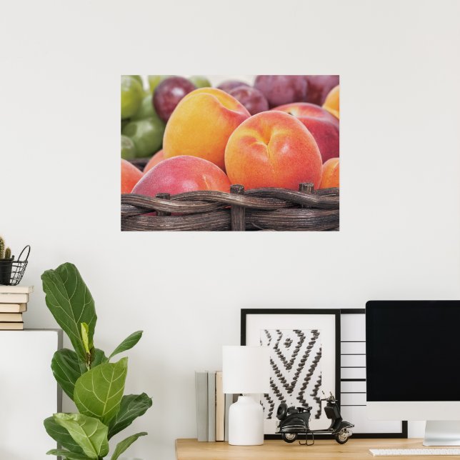 Póster Frutas frescas hermosas en una cesta (Oficina en casa)