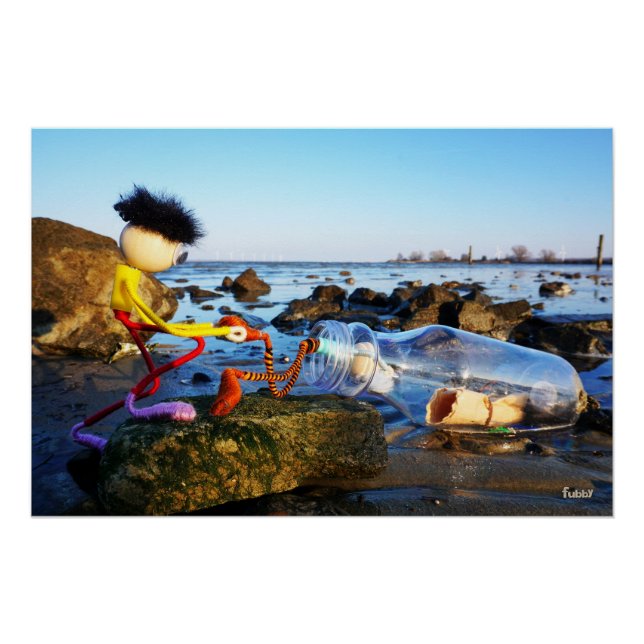 Póster Fubby met flessenpost aan de kust. (Anverso)