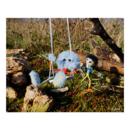 Póster Fubby monster op de schommel.