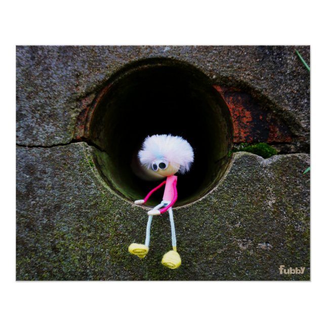 Póster Fubby poppetje dat in een muur zit. (Anverso)